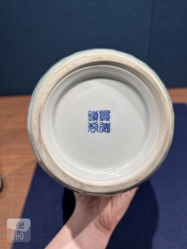 1960年作 王承显青釉开光青花斗彩山水图琵琶瓶 - 图7
